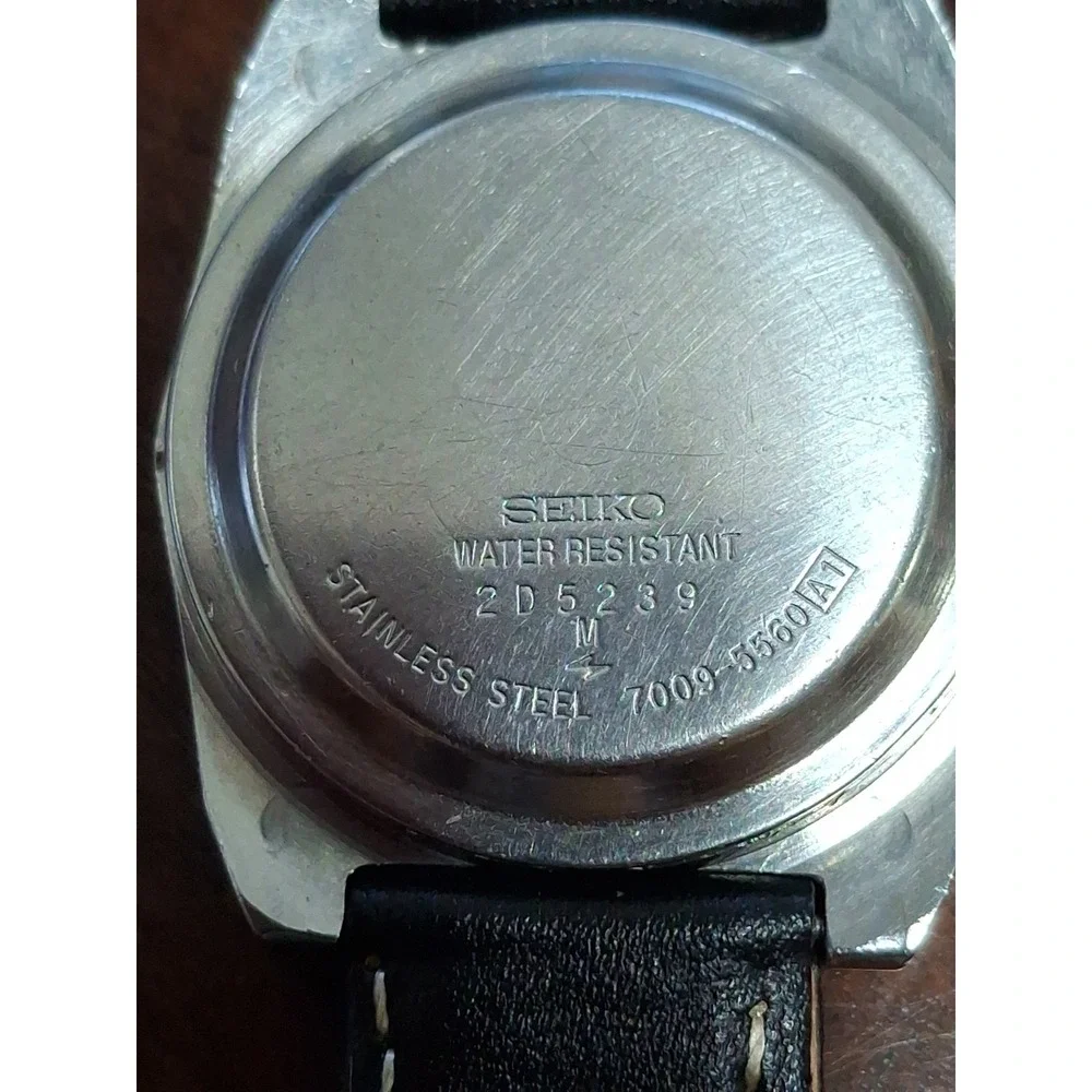 Vintage Mens Seiko 5 Automatic 33mm Watch 7009-5560A1. 17 Jewels, Self Winding.